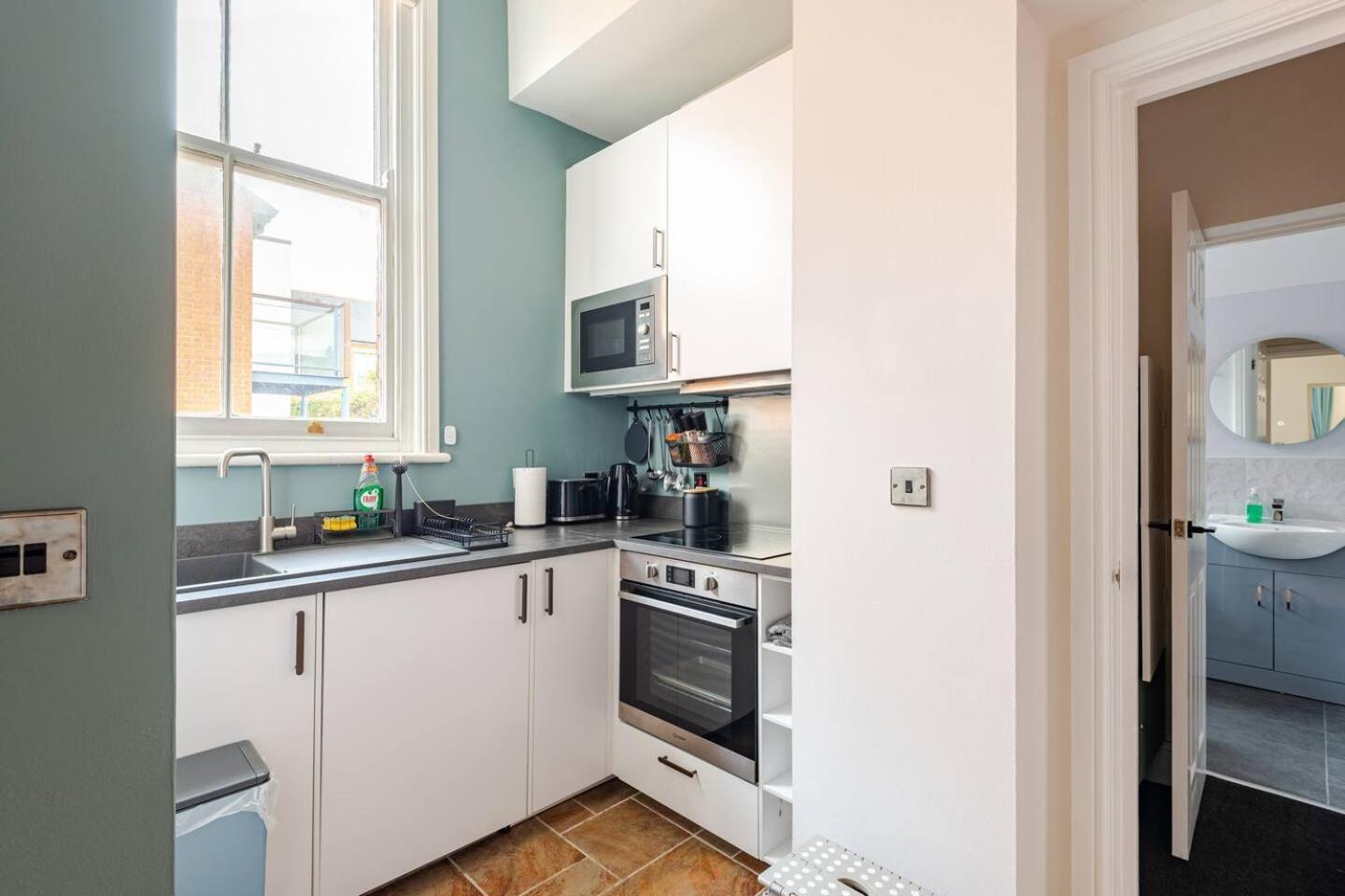 Stylish Flat In Central Location With Free Parking Swindon Exteriér fotografie