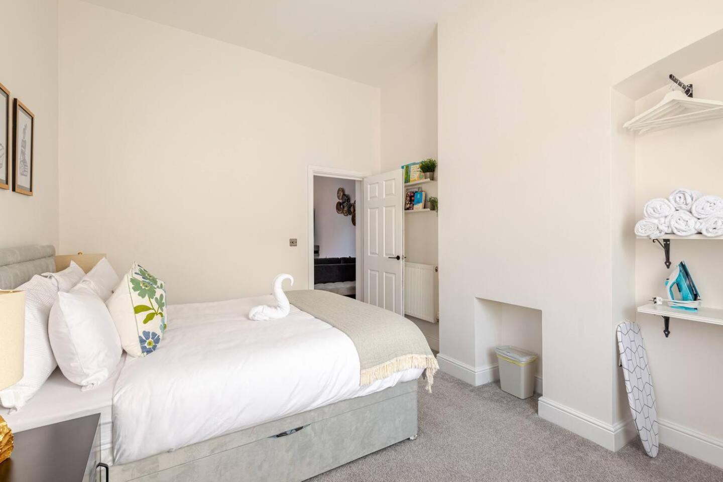 Stylish Flat In Central Location With Free Parking Swindon Exteriér fotografie