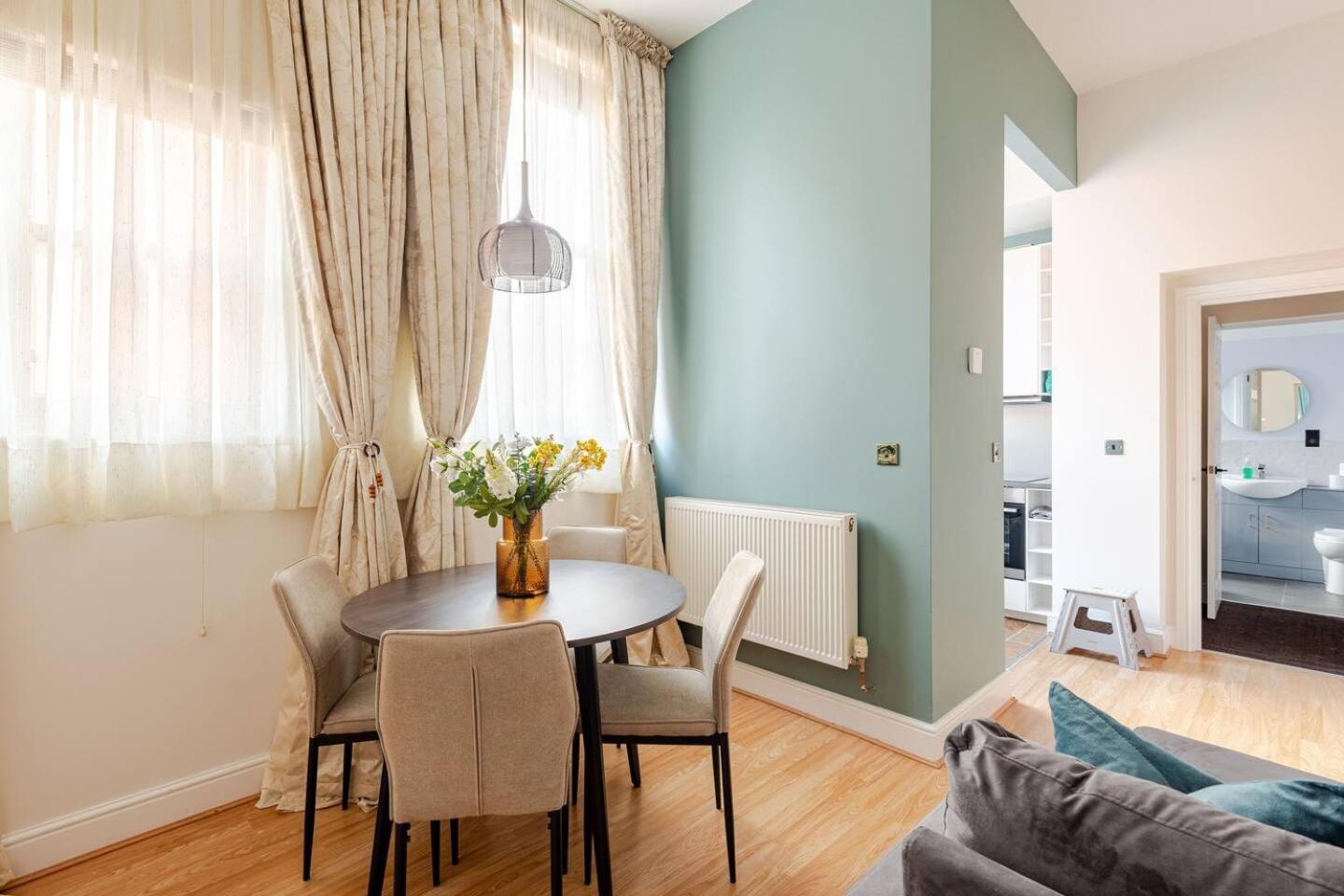 Stylish Flat In Central Location With Free Parking Swindon Exteriér fotografie